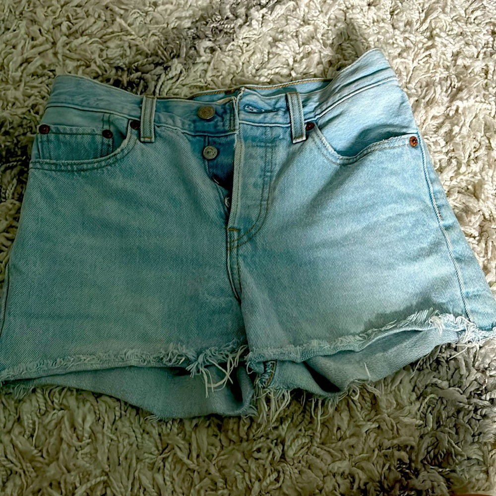 Levi’s barely worn wedgie short size 24. Too small won’t fit me anymore